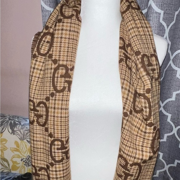 Gucci large GG reversible wool scarf. - Picture 4 of 10